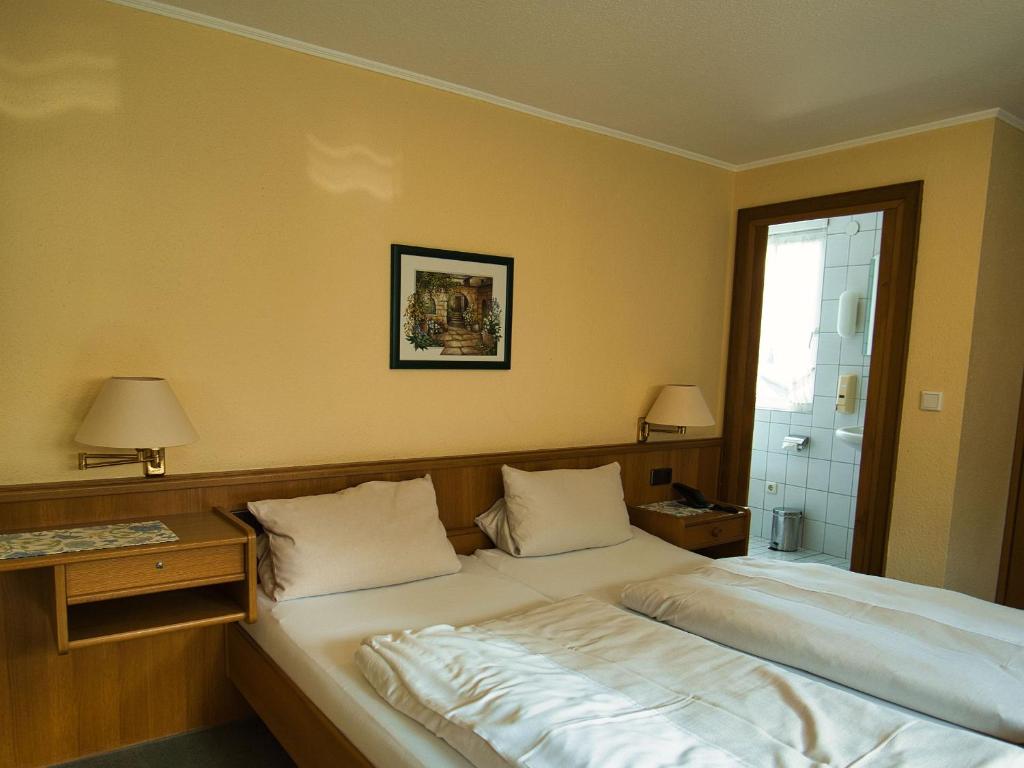 Postel nebo postele na pokoji v ubytování Hotel Holländer Hof
