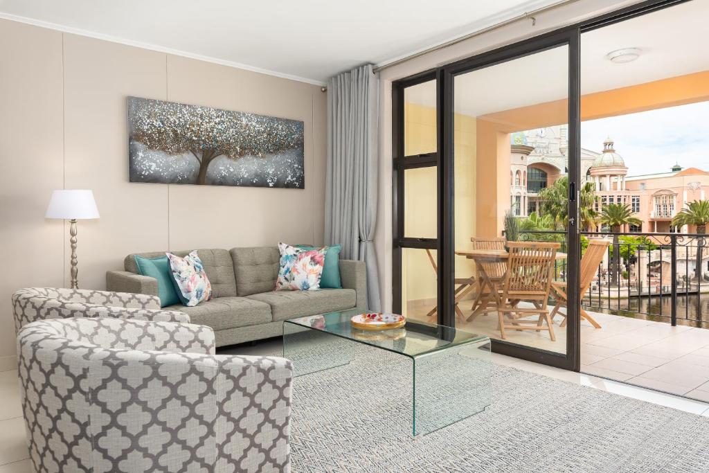 Island Club Luxury Apartments - Three-Bedroom Apartment