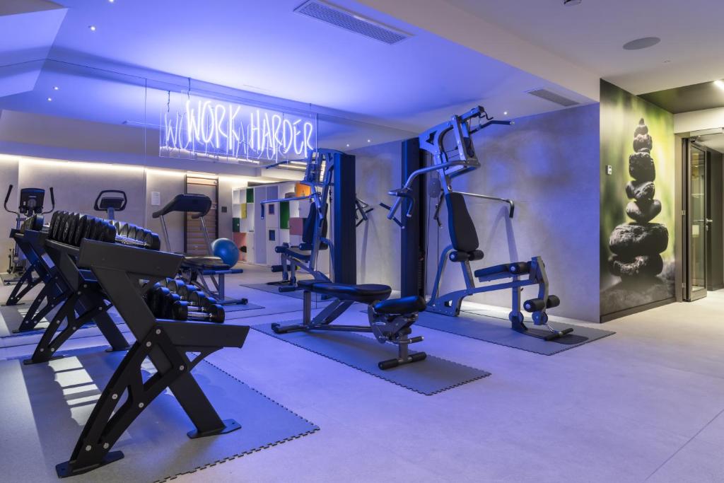 Fitness centrum a/nebo fitness zařízení v ubytování Suites Plaza Hotel & Wellness