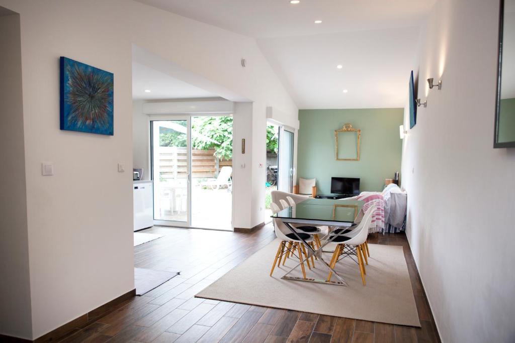 een woonkamer met een tafel en stoelen bij Maison la LICORNE MARINE à 2 minutes à pied de la plage in Lacanau