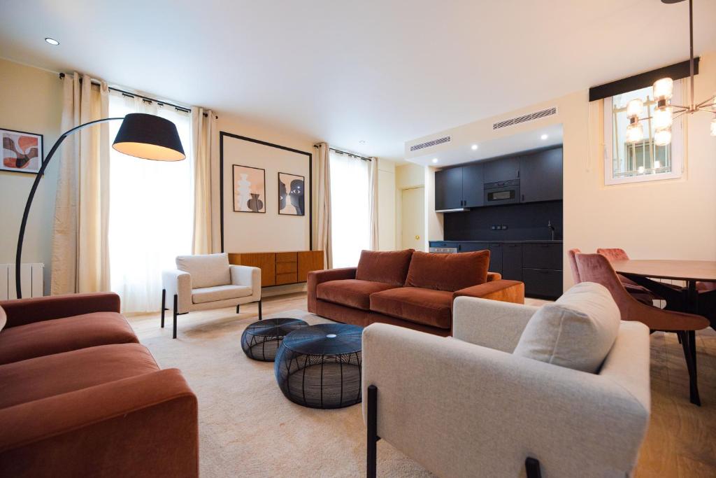 un salon avec des canapés, des chaises et une table dans l'établissement MBM - Echiquier, à Paris