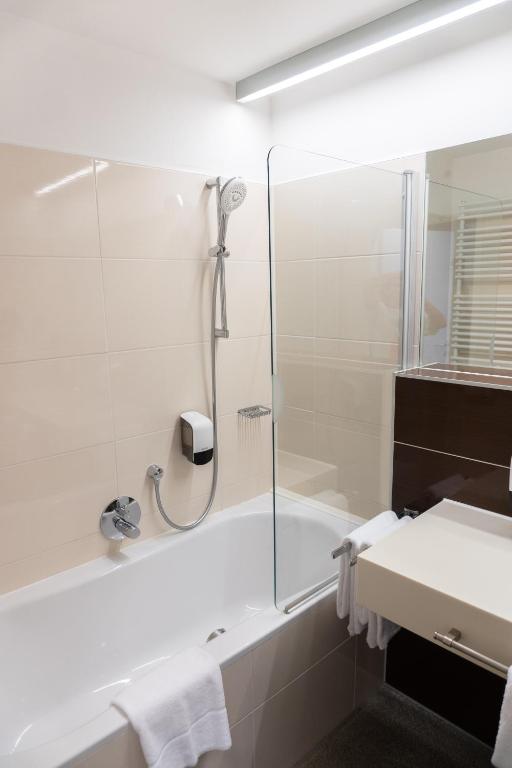 A bathroom at Neufeldersee Hotel & Restaurant