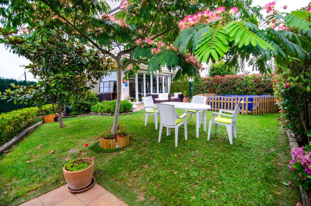 una mesa y sillas en el patio de una casa en Green Suites Miengo - Apto Completo en Miengo