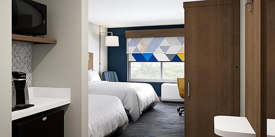 新羅謝爾的住宿－Holiday Inn Express - New Rochelle, an IHG Hotel，酒店客房设有两张床和窗户。