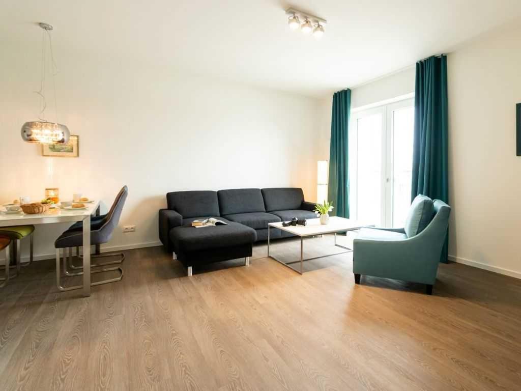 een woonkamer met een bank en een tafel bij Hafenspitze App 04 in Wismar