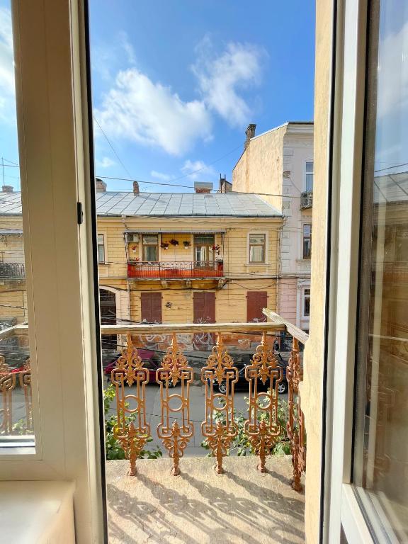 チェルニウツィーにあるАпартаменти на площі Філармонії вул Горького 4 downtown Chernivtsiの窓から建物の景色を望めます。