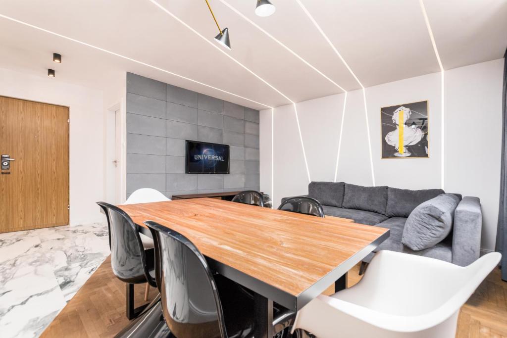 Televízia a/alebo spoločenská miestnosť v ubytovaní Apartament Moniuszki by Your Freedom
