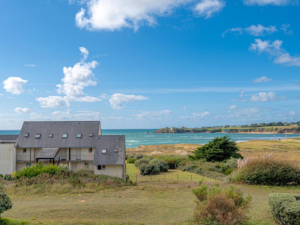una casa sulla spiaggia con l'oceano sullo sfondo di Vacancéole - Sud Océan a Guidel