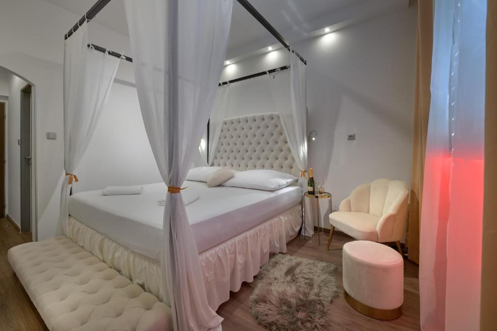 
Romantic Double Room with Pool Access
