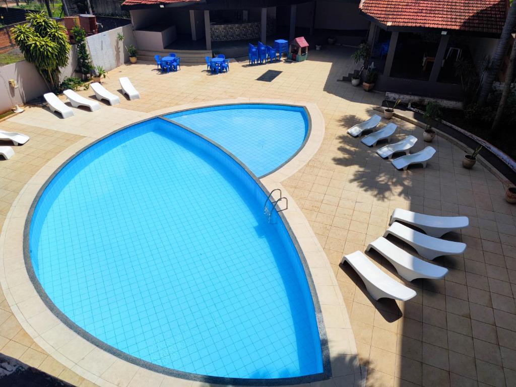 an overhead view of a large swimming pool with lounge chairs at Manacá Hotel in Foz do Iguaçu