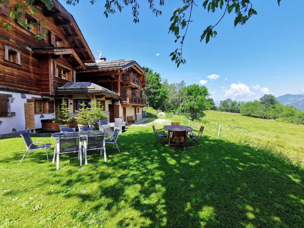 una casa con mesa y sillas en el patio en Chalet Emilie, en Courchevel