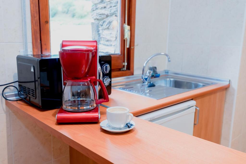 Příslušenství pro přípravu čaje a kávy v ubytování Pierre & Vacances Aparthotel La Tulipa