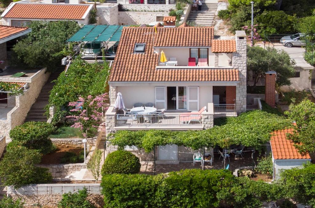 uma vista aérea de uma casa em Apartment Damir em Postira