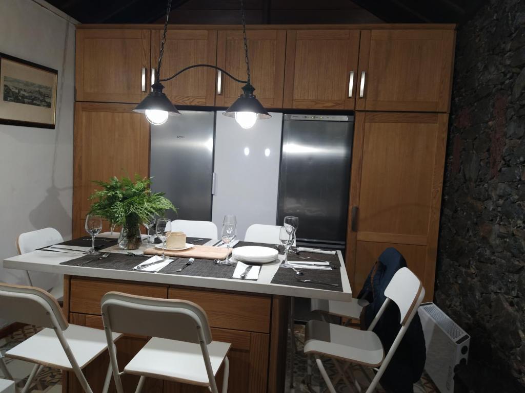 A kitchen or kitchenette at Casa Eremia
