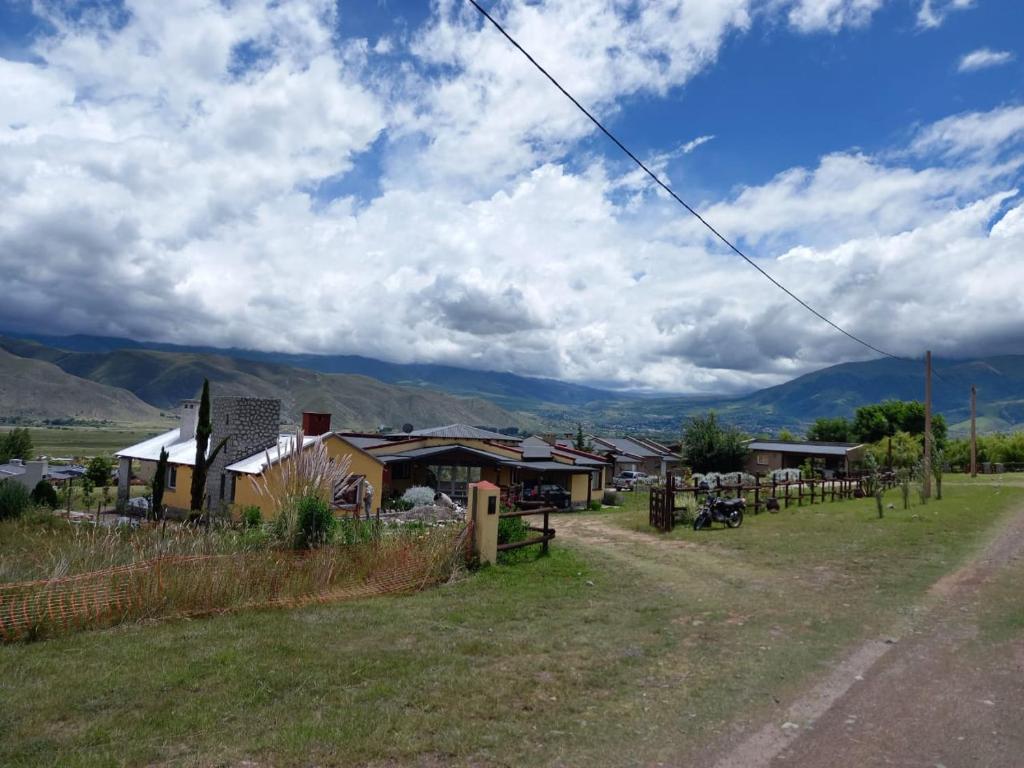 un pequeño pueblo con casas y montañas en el fondo en Lo de Ely en Tafí del Valle