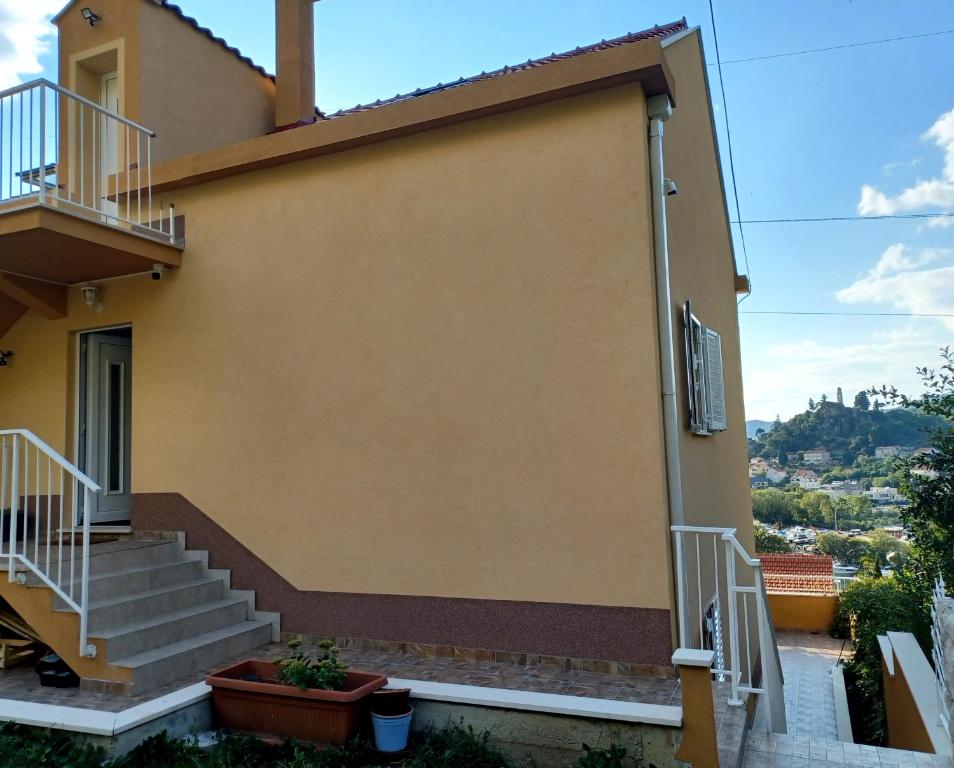 Budova, v ktorej sa apartmán nachádza