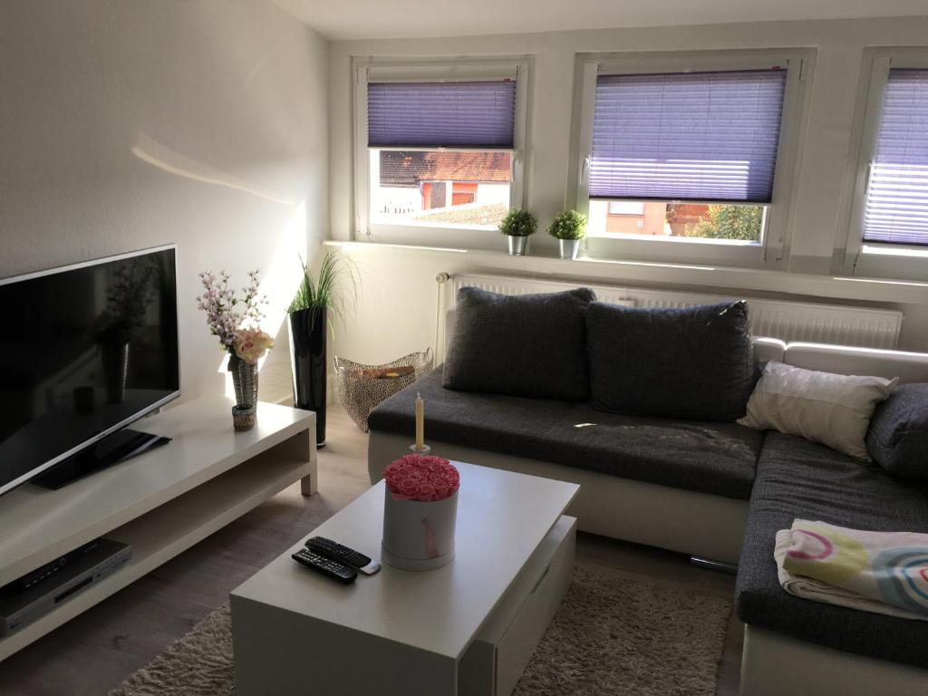 sala de estar con sofá y TV en Dachgeschosswohnung in Ranstadt, en Ranstadt