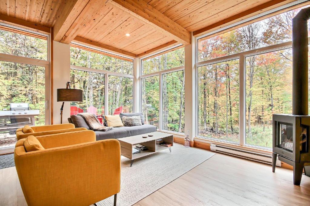 a living room with a couch and a fireplace at Wellness Sutton Cabin #265 unité du haut in Sutton