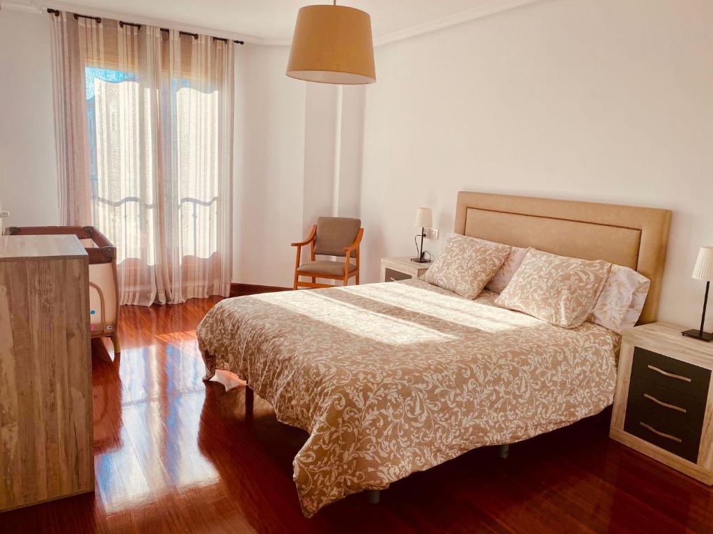 - une chambre avec un lit, une chaise et une fenêtre dans l'établissement Alfaraz, à Avilés