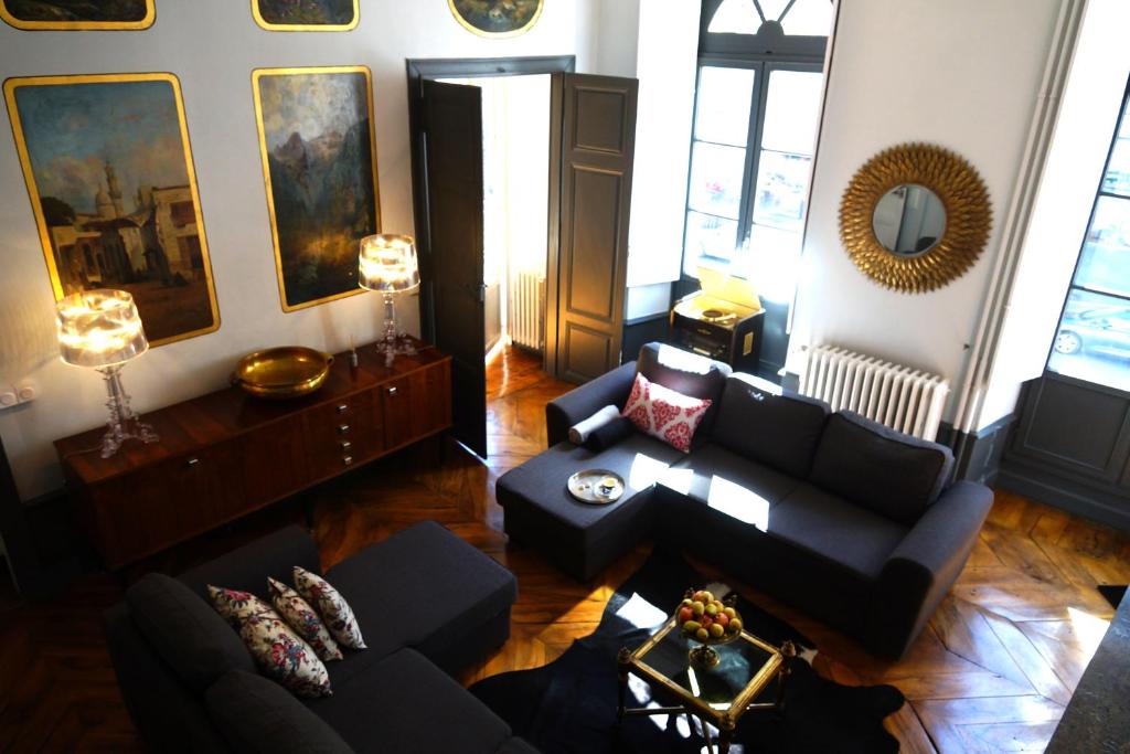 vista sul soffitto di un soggiorno con divano di EUGENIE: 1 er ETAGE a Luchon