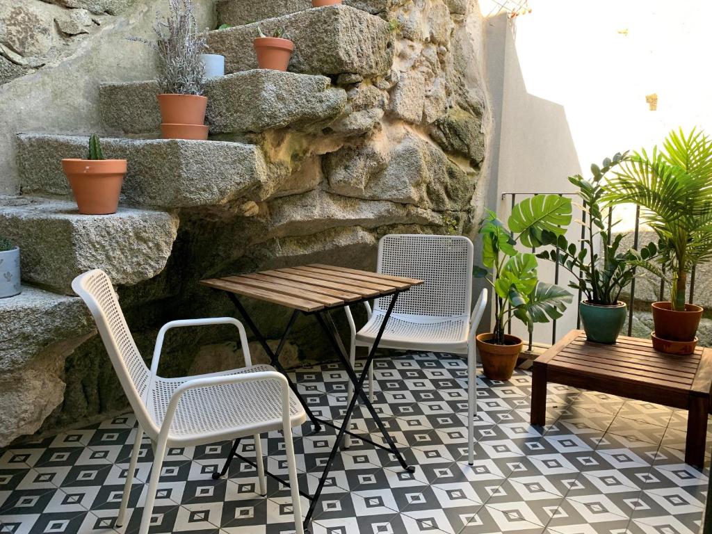 une terrasse avec une table, des chaises et des plantes dans l'établissement Own Places Relax Porto Studio, à Porto
