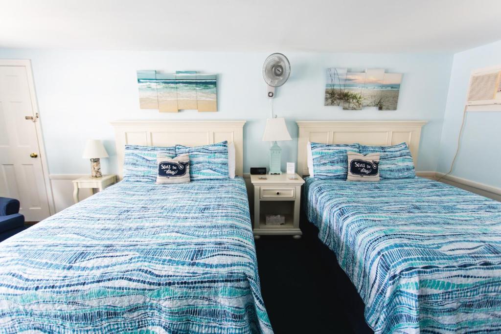 Postel nebo postele na pokoji v ubytování A Beach Breeze Inn
