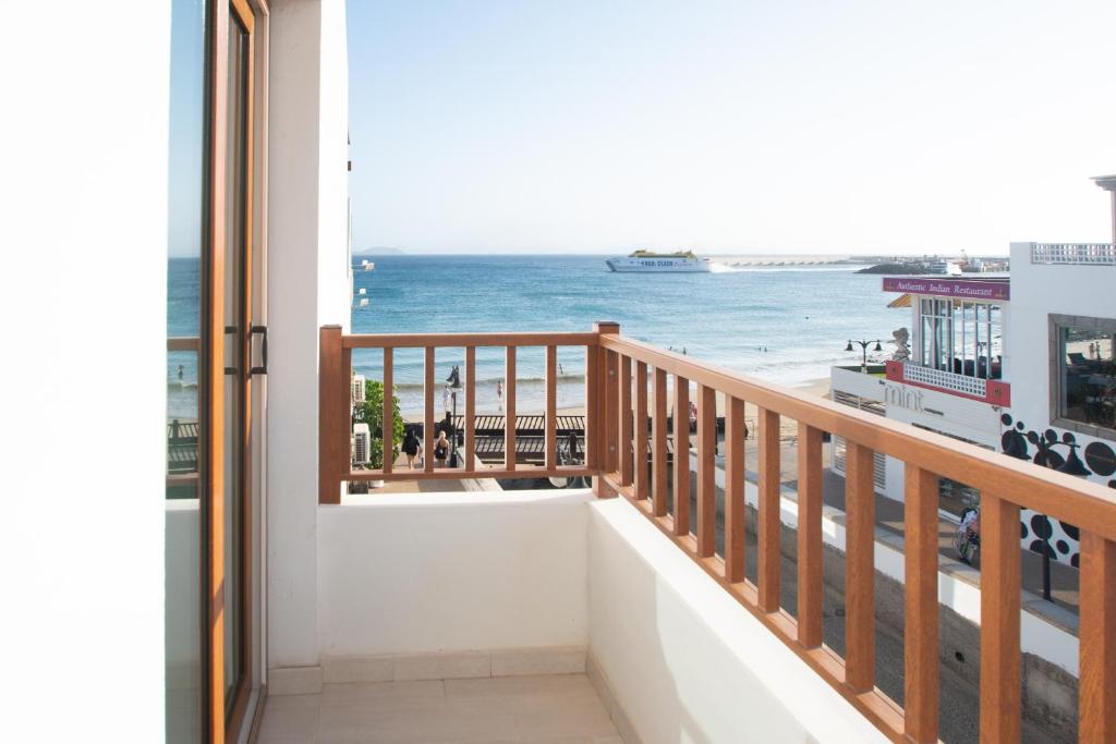 balcone con vista sull'oceano di Blancazul Ocean View a Playa Blanca