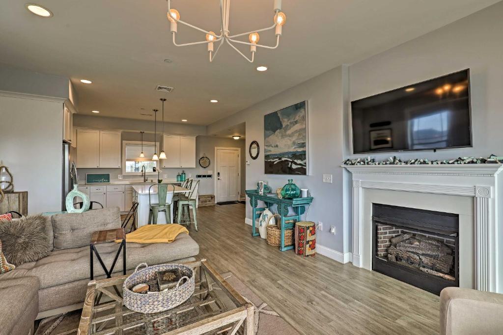 Χώρος καθιστικού στο Hampton Condo with Balconies 1 Block to Beach!