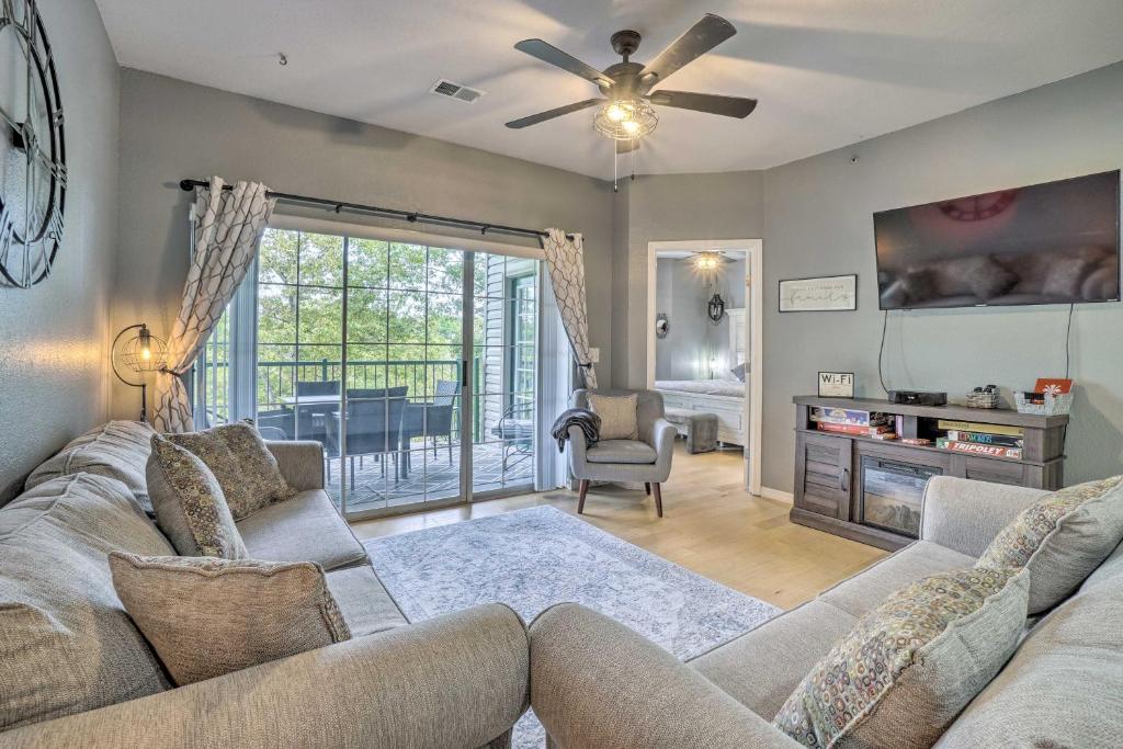 Un lugar para sentarse en Jacuzzi Tub Branson Retreat about 4 Mi to Strip