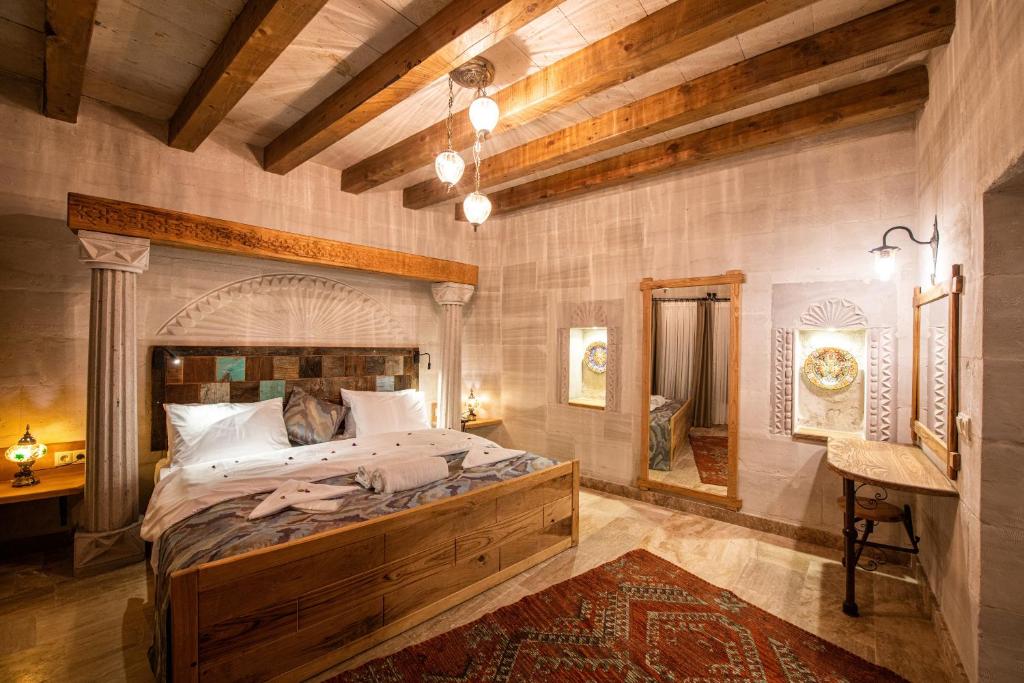 Postel nebo postele na pokoji v ubytování Charming Cave Hotel