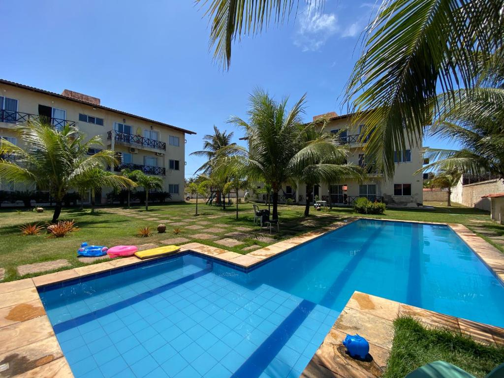 a view of the swimming pool at the resort at Flat Praia da Taíba - com vista Mar in Taíba