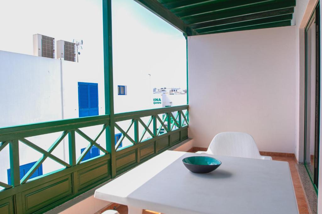 een balkon met een tafel en een kom erop bij Blancazul Tegala in Playa Blanca