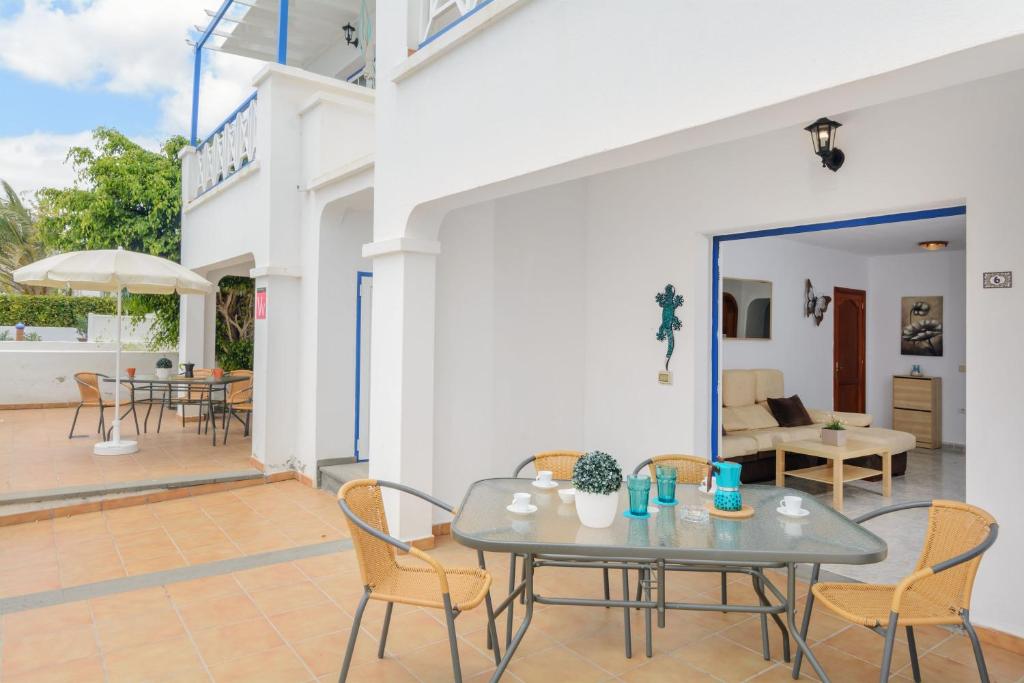 a patio with a table and chairs and a couch at Apartamento 6 Bajo in Arrieta