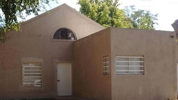ein braunes Haus mit einem Fenster und einer Tür in der Unterkunft PARQUE LELOIR, ITUZAINGO in Villa Leloir