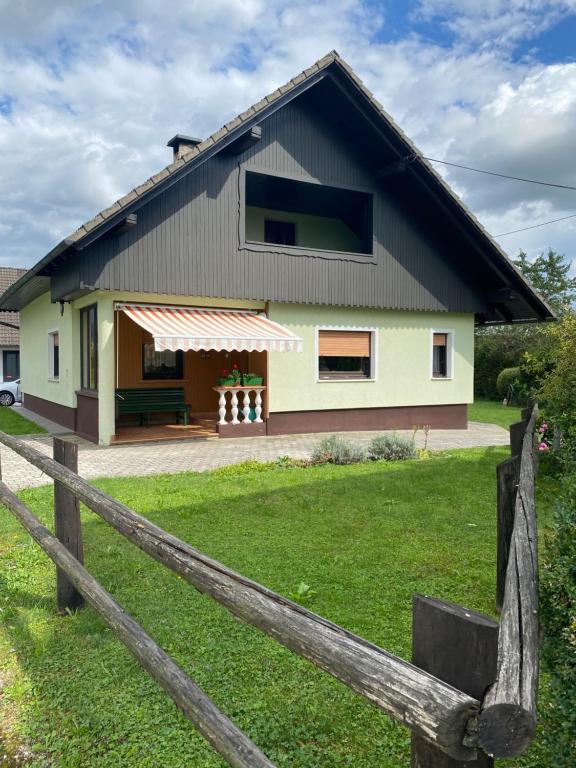 ein Haus mit einem Zaun davor in der Unterkunft Old Traditional House in Visoko