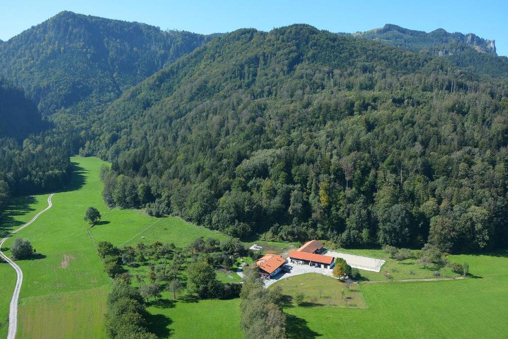 uma vista aérea de uma casa no meio de uma montanha em Riederhof em Flintsbach am Inn