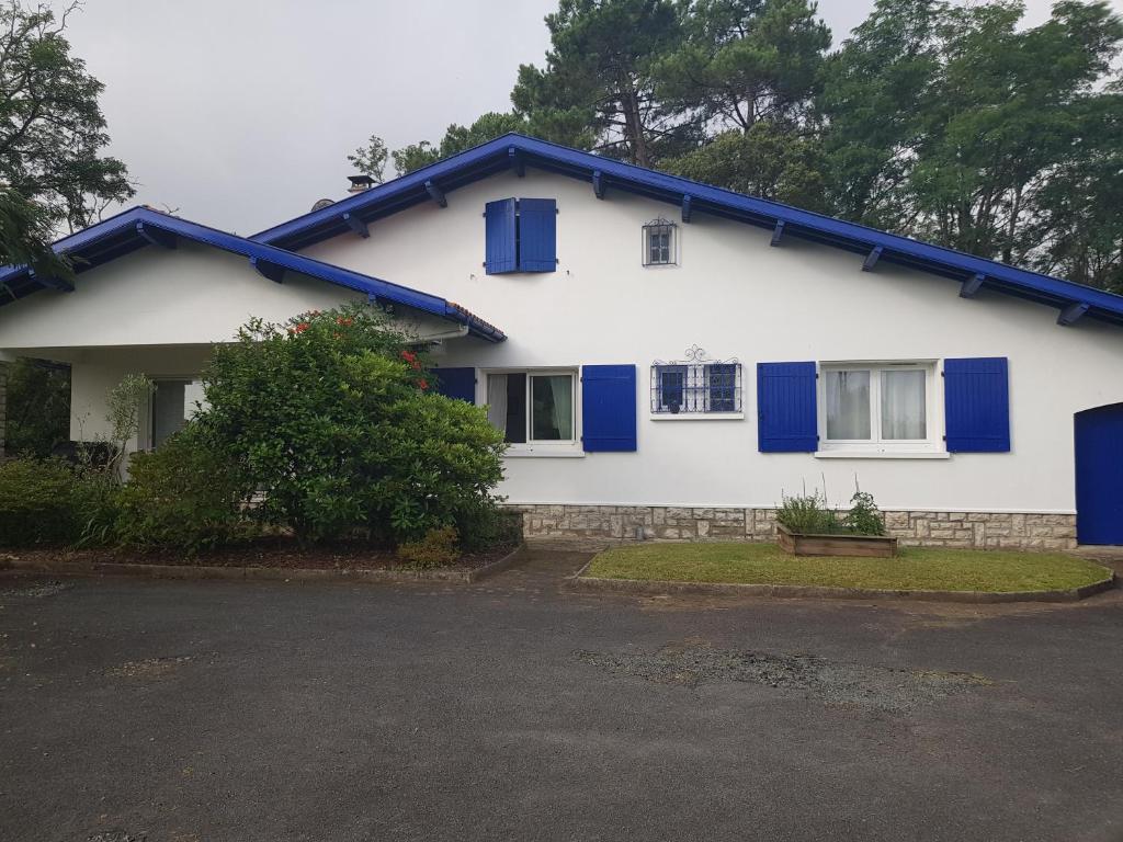 タルノスにあるChambre privée à Tarnosの青いシャッター付白青の家