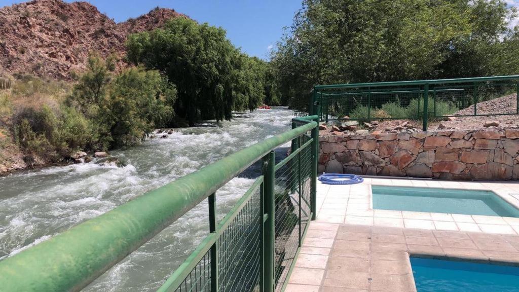 Vista de la piscina de Cabañas Cerro Colorado o alrededores
