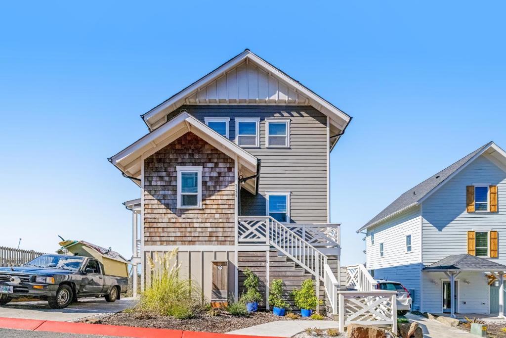 a large house with a blue at Driftwood Star in Lincoln City