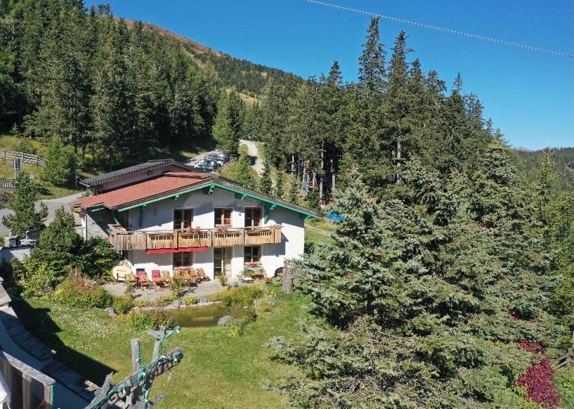 uma casa grande no meio de uma montanha em Haus Katschberg em Katschberghöhe