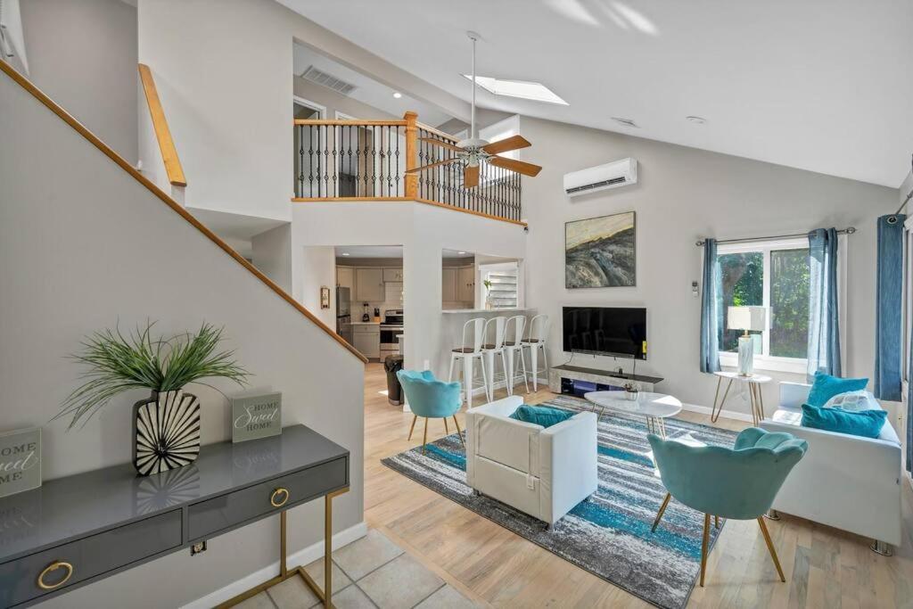 Luxurious Villa with pool spa arcade room and more - Housity