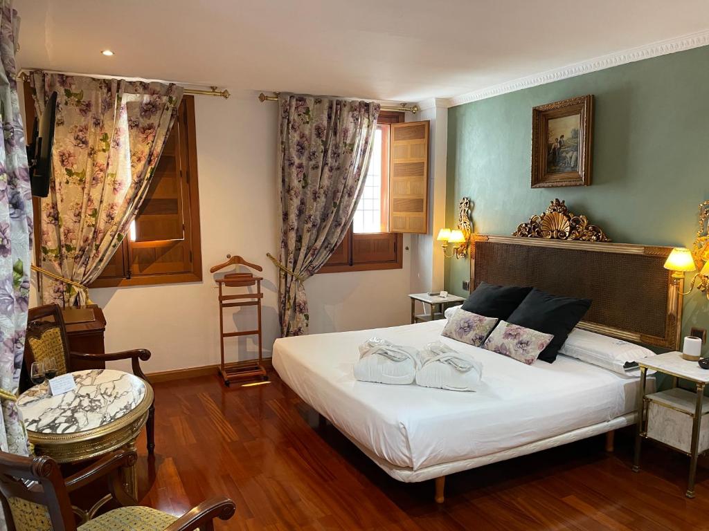 A bed or beds in a room at La Llave de la Judería Hotel Boutique