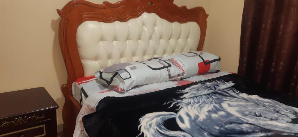 Una habitación con una cama con un cohete. en Lena Cottage, en Nanyuki
