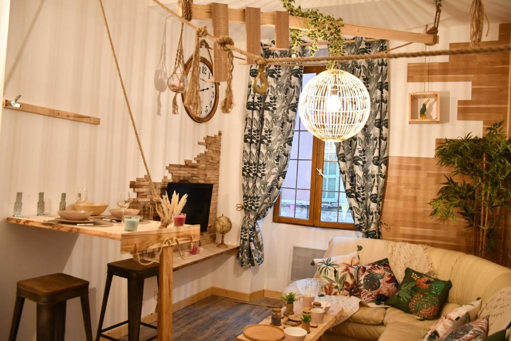 O zonă de relaxare la Le Cabanon H24,Atypique,Cosy,Port,Plage,Wifi,Netflix