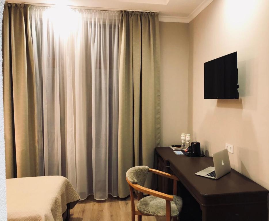 TV a/nebo společenská místnost v ubytování Atlant Hotel
