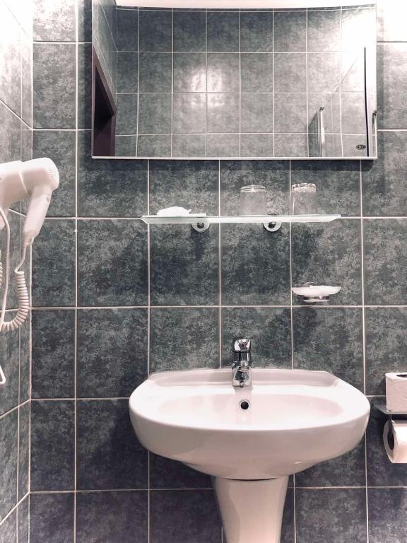 Koupelna v ubytování Atlant Hotel