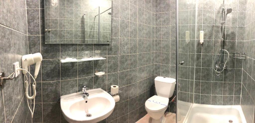 Koupelna v ubytování Atlant Hotel
