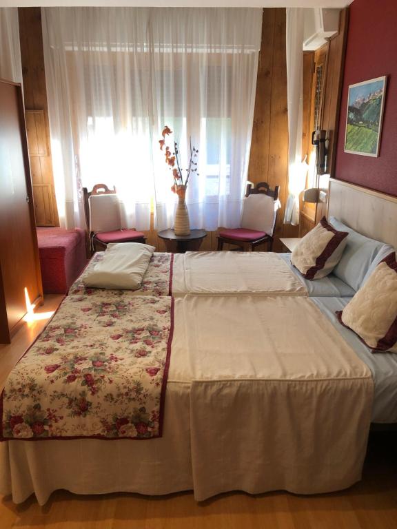 Postel nebo postele na pokoji v ubytování Hostal Escartín