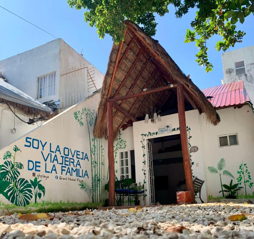 un bâtiment avec un panneau indiquant soy lavertera de la familia dans l'établissement Grand Hostal Playa, à Playa del Carmen