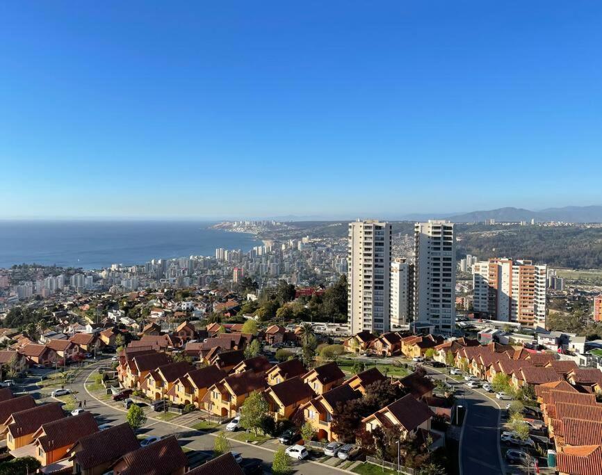 an aerial view of a city with houses and buildings at Departamento con increíble vista a Viña del Mar in Viña del Mar